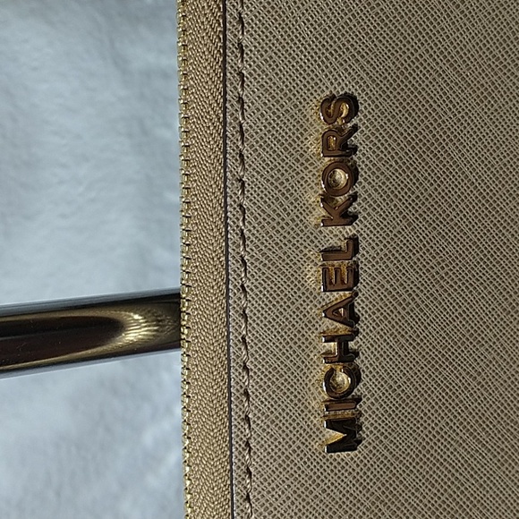 Michael Kors Wallet 8x4 Like New - Picture 3 of 8